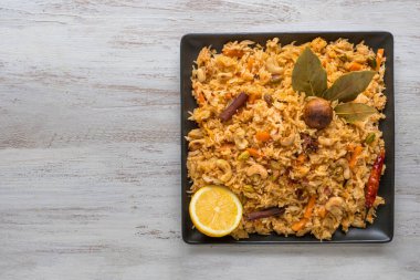 Sebze Biryani, vejetaryen yemeği ve siyah bir masa. Üst görünüm, alanı kopyala