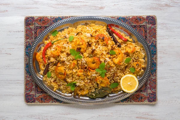 Pilaf con gamberetti. Gustosi e deliziosi gamberi biryani — Foto Stock