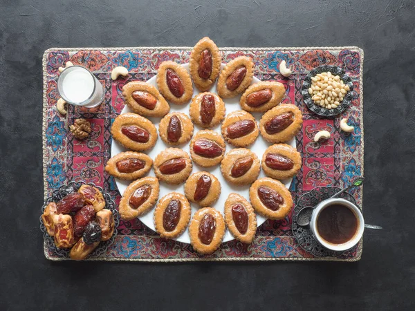 Hausgemachte Eid Dates Süßigkeiten auf schwarzem Hintergrund. — Stockfoto