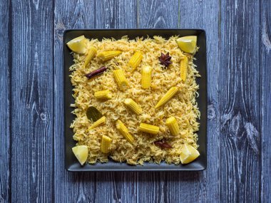 Biryani ve bebek mısır. Baharatlı mısır pilavı. Hint yemeği.