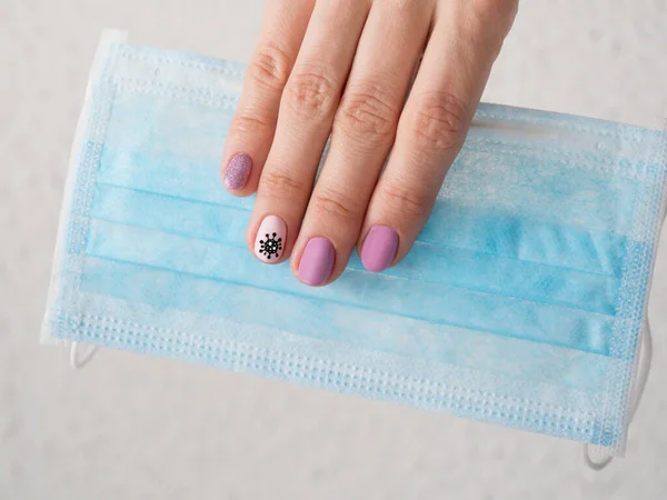 Kreatywny manicure z malowanym koronawirusem na paznokciach — Zdjęcie stockowe