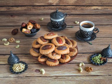Tahta masadaki bayram tatlıları