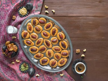 Kahverengi ahşap bir masa üzerinde ev yapımı tarih kurabiyeleriyle güzel bir Ramazan arkaplanı.