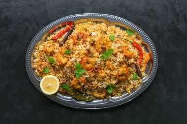 Biryani ve karides. Lezzetli ve lezzetli karidesler biryani, üst manzara.