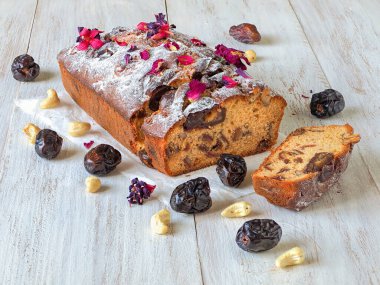 Ev yapımı tarih ve beyaz ahşap masada cevizli kek.