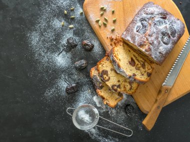 Siyah bir masada ev yapımı, cevizli ekmek.