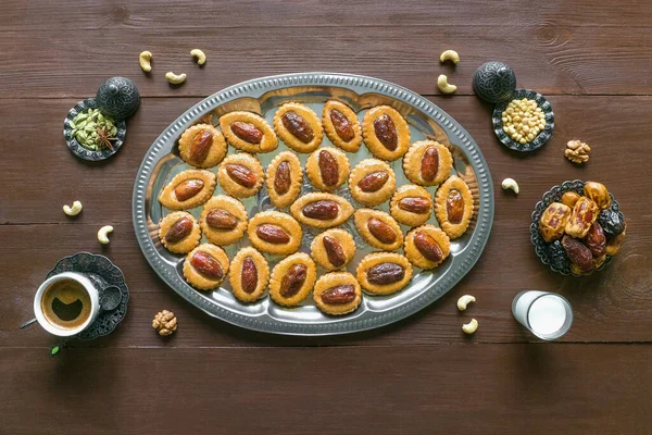 Εορταστική γλυκό φόντο Ραμαζάνι με σπιτικά μπισκότα ημερομηνία σε ένα καφέ ξύλινο τραπέζι — Φωτογραφία Αρχείου