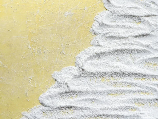 Cuocere lo sfondo con farina e copiare lo spazio sulla superficie gialla per il testo — Foto Stock