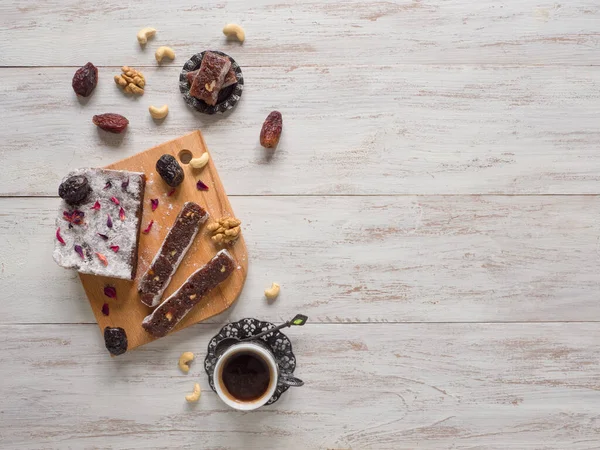Hurma ve fındıklı ev yapımı marmelat şekerleri, beyaz ahşap bir yüzey üzerinde doğu şekerlemeleri..