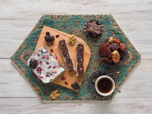 Домашние конфеты из мармелада с фруктами и орехами, восточные конфеты на белой деревянной поверхности — стоковое фото