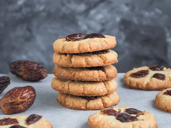 Čerstvě upečené tahini a sezamová semínka s daty cookies — Stock fotografie