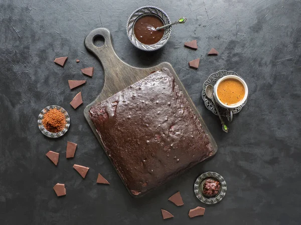 Pastel de brownie de chocolate, postre sobre fondo oscuro — Foto de Stock