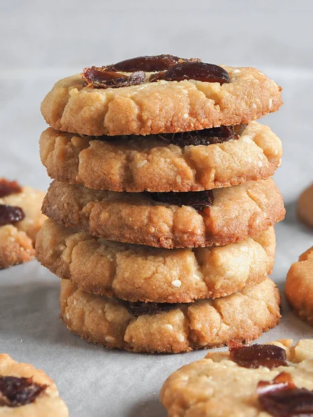 Čerstvě upečené tahini a sezamová semínka s daty cookies — Stock fotografie