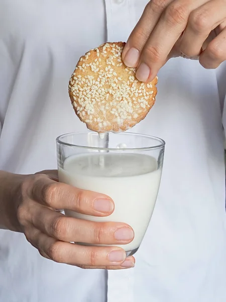 Sesamkakor doppas i mjölk — Stockfoto