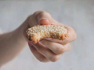 Isırılmış taze susamlı kurabiyeler.