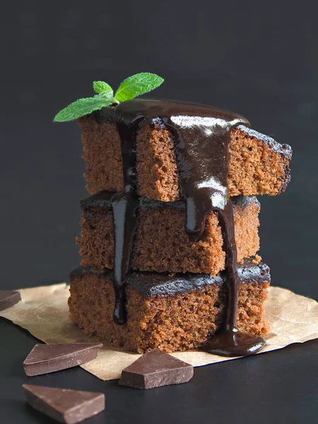 Κομμάτια λαχταριστό brownie σε μια στοίβα και χύνεται με σοκολάτα — Φωτογραφία Αρχείου