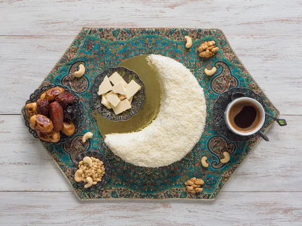 Праздничная еда Рамадан фон. Вкусный домашний торт в форме полумесяца, подаваемый с финиками и чашкой кофе — стоковое фото
