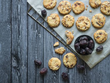 Fırın tepsisinde Tahini kurabiyeleri. 