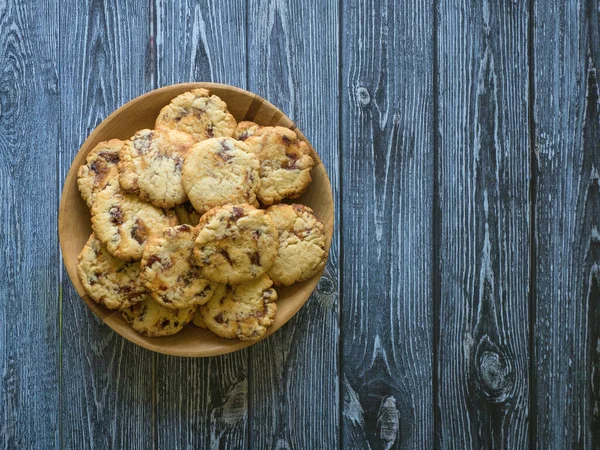 Shortbread s datlemi na tmavém dřevěném povrchu — Stock fotografie