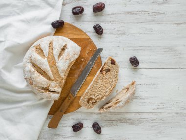 Dilimlenmiş taze ekmek ve hurma.
