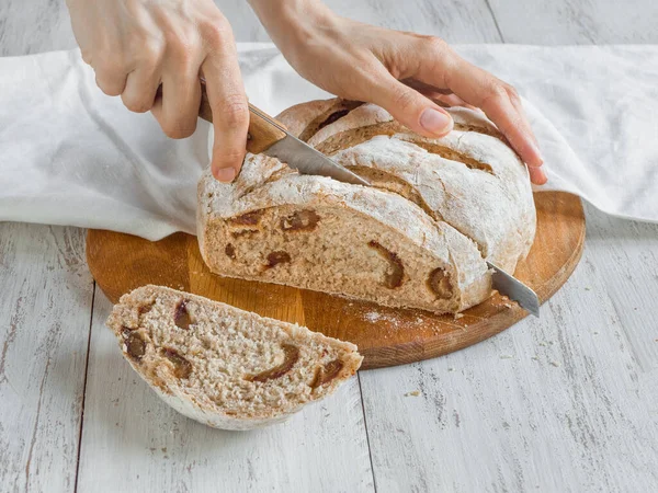 Рука скибочки свіжого хліба з фініками . — стокове фото