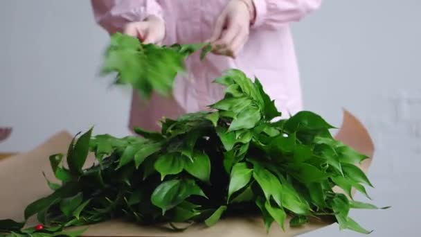 Florista Feminina Classifica Verdes Para Buquê Papel Kraft — Vídeo de Stock