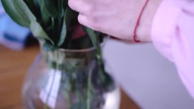 Daha fazla bir buket hediye oluşturmak için bir vazo içinde güzel çiçekler koyarak