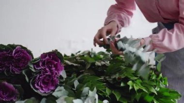 Profesyonel çiçekçi çiçek bir buket oluşturmak için düzenler