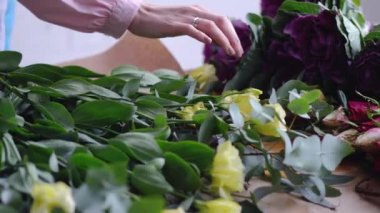 Portre: çiçekçi güzel sarı çiçekler - eustoms saymak. Çiçekçi dükkanı.