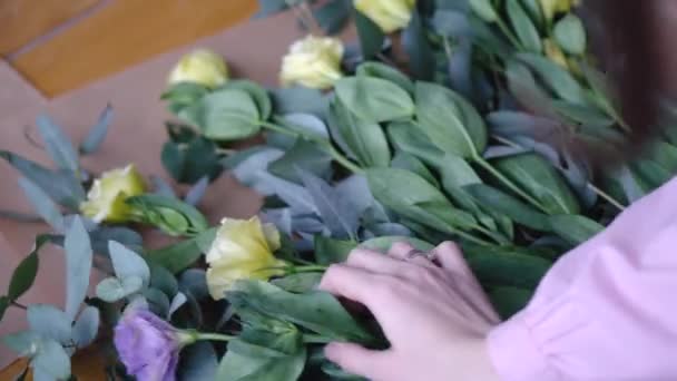 View of florist arranging bouqet in flower shop — Stock Video