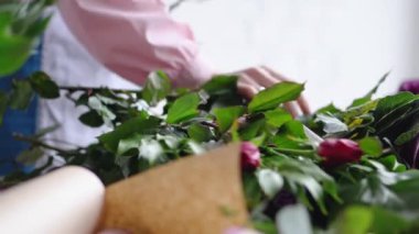 Kadın çiçekçi moda modern buket farklı çiçek yapma