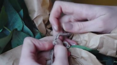 Kadın çiçekçi bir yay bir iplik bir buket çiçek dükkanlar Satılık yapar. Yakın çekim