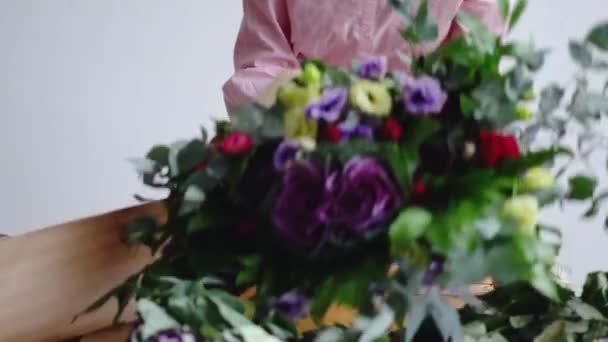 花屋の女の子が別の花の大きなモダンなブーケを作る — ストック動画