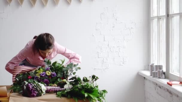 Floristería terminado crear un hermoso ramo de flores grandes — Vídeos de Stock
