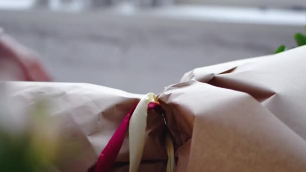 Vista de cerca: artista floral profesional, envuelve cintas en hermoso ramo — Vídeo de stock