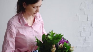 Çiçekçi kız onay buket farklı çiçek