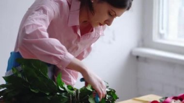 Profesyonel sanatçı çiçek, çiçekçi çiçekçi kesme çiçek kaynaklanıyor. Floristik, el yapımı ve küçük işletme kavramı