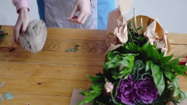 Bloemist op het werk: proces van het creëren van een floral samenstelling — Stockvideo