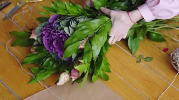 トップ ビュー: 花屋を結ぶモダン スタイルのブーケ — ストック動画