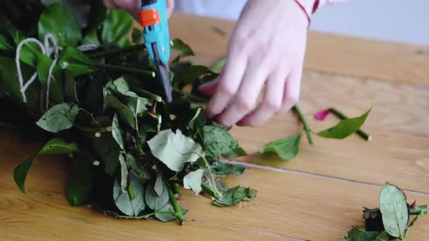Floristin schneidet übermäßige Äste des Straußes — Stockvideo