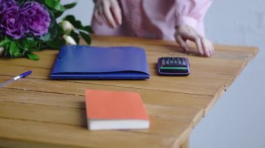 Çiçekçi sayaç yaklaşımlar ve bir defter çiçekçide alır