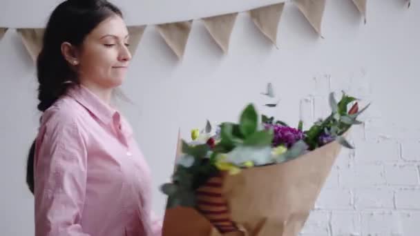 Bloemist inspecteert een boeket van verschillende bloemen — Stockvideo