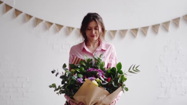 Портрет флориста с большим современным букетом различных цветов — стоковое видео