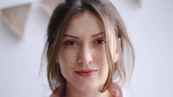 Bir çiçekçi bir genç çiçekçi kız portresi