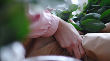 Görünümü kadar yakın: çiçekçi eller kravat modern bir buket