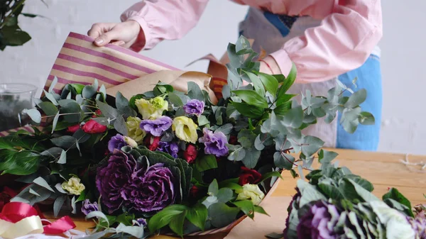 Kwiaciarnia dziewczyna zrobić duży bukiet nowoczesne różnych kwiatów — Zdjęcie stockowe