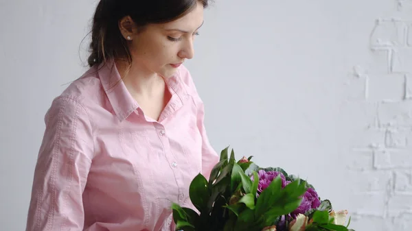 Kwiaciarnia dziewczyna wyboru bukiet kwiatów różnych — Zdjęcie stockowe