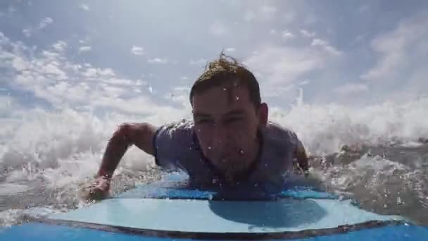 Surfista cae de la tabla de surf en el océano en un día soleado — Vídeos de Stock