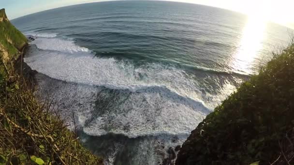 Große lange Wellen aus der Vogelperspektive bei Sonnenuntergang — Stockvideo