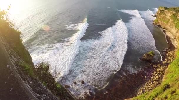 Câmera se move para cima, vista deslumbrante ao pôr do sol no oceano — Vídeo de Stock